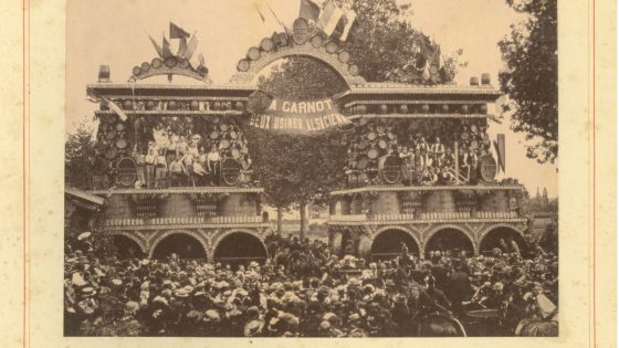 Photographie, Arc de triomphe des usines Daum Frères (Verrerie) et la tonnellerie Adolphe Fruhinsholz lors du voyage de Sadi Carnot à Nancy, 1892.