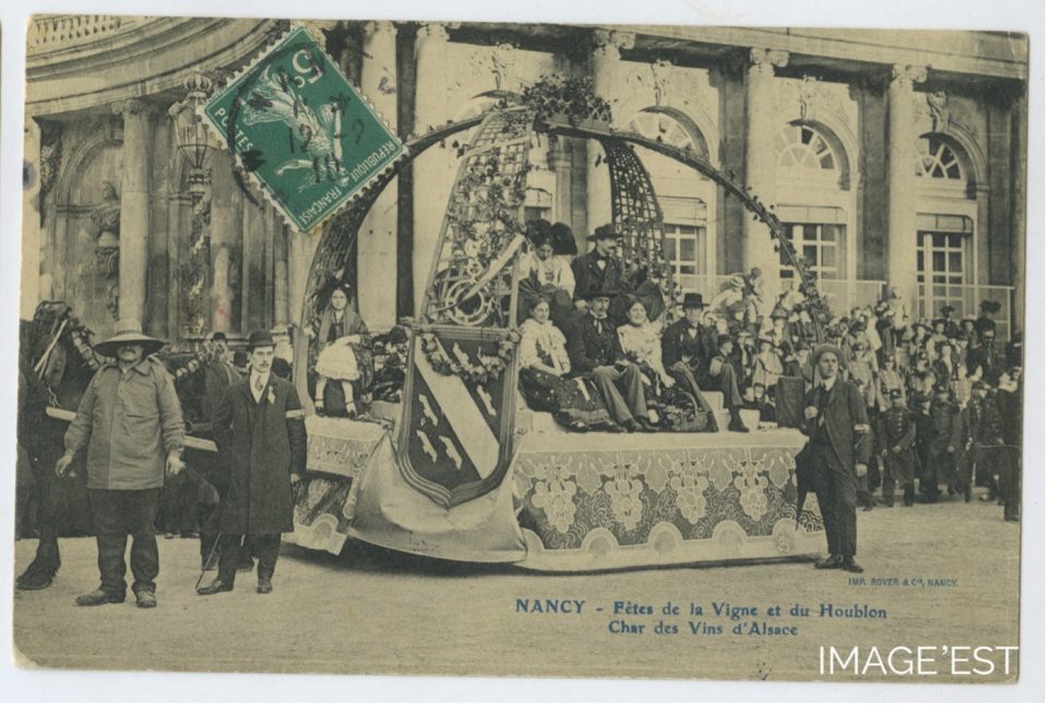 Fête de la vigne et du houblon Nancy 1909, le char des vins d’Alsace. 