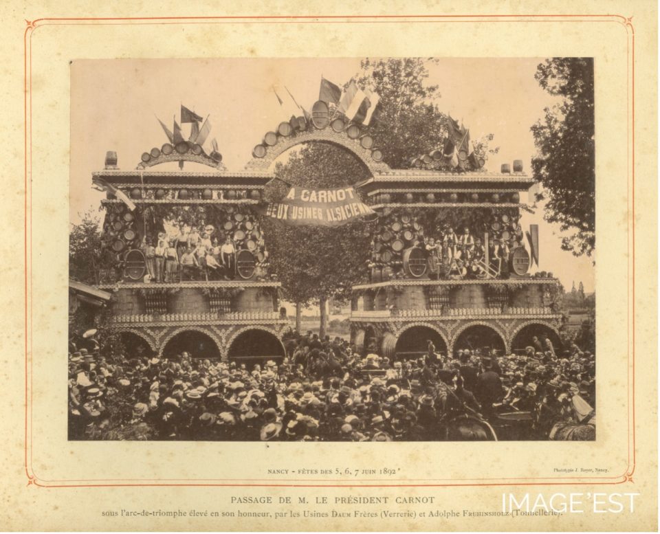 Photographie, Arc de triomphe des usines Daum Frères (Verrerie) et la tonnellerie Adolphe Fruhinsholz lors du voyage de Sadi Carnot à Nancy, 1892.